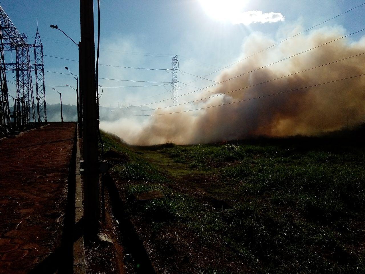A Equatorial Goiás alerta: fumaça e fuligem das queimadas representam um risco para a rede elétrica