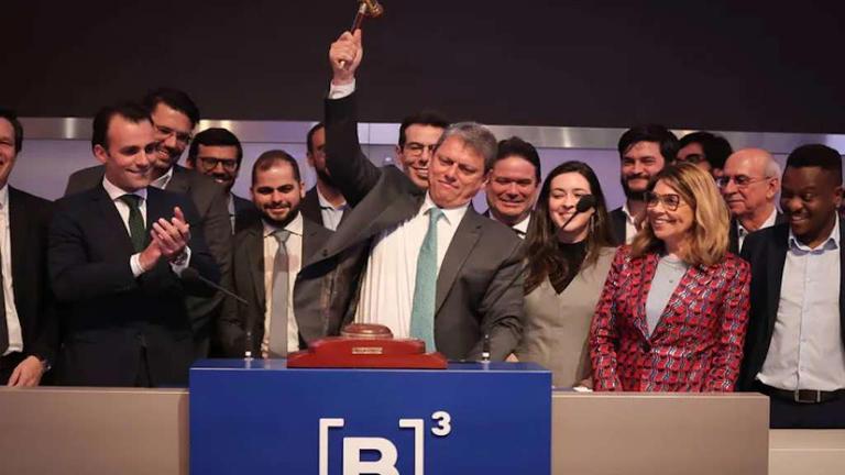 Justiça suspende privatização de escolas promovida por Tarcísio