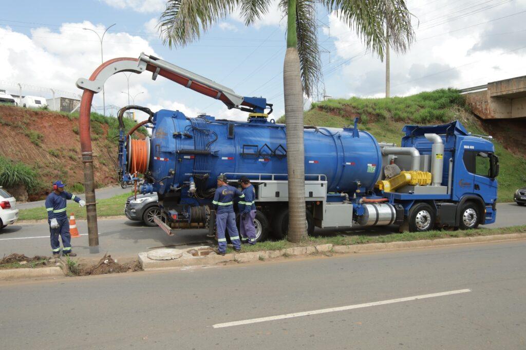 Caminhão hidrojato realiza desobstrução de bocas de lobo em Aparecida de Goiânia