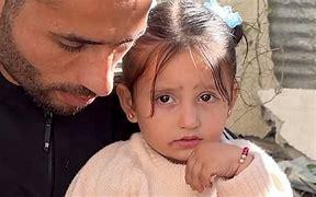 Onde foi parar menina fotografada em meio a dezenas de homens detidos em Gaza