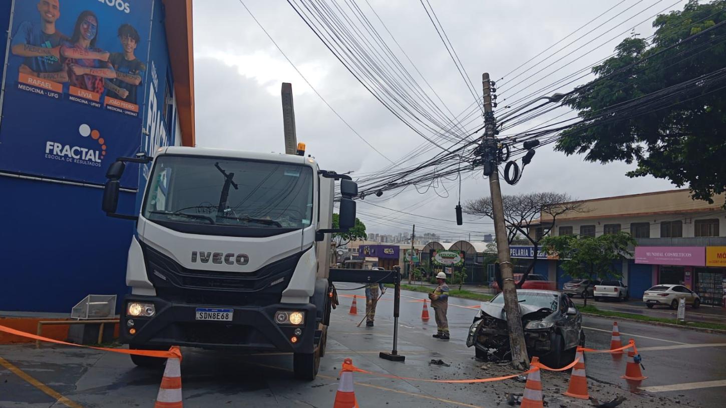 Festas de fim de ano: Equatorial Goiás alerta para aumento nas colisões contra postes