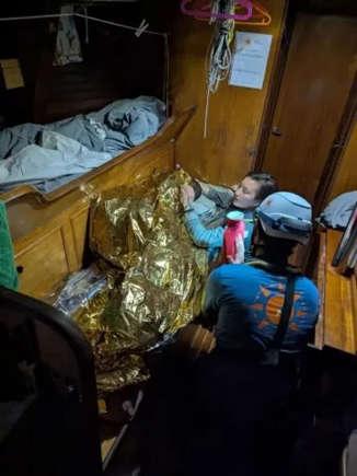 Menina de 11 anos sobrevive a naufrágio e passa três dias à deriva no mar com um salva-vidas improvisado