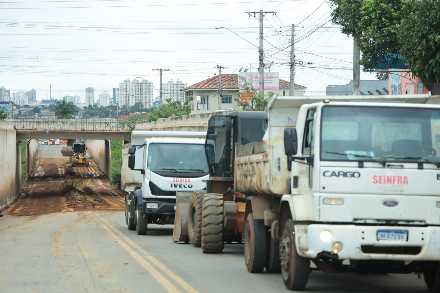 Viaduto no Papillon Park recebe obras emergenciais de recuperação asfáltica