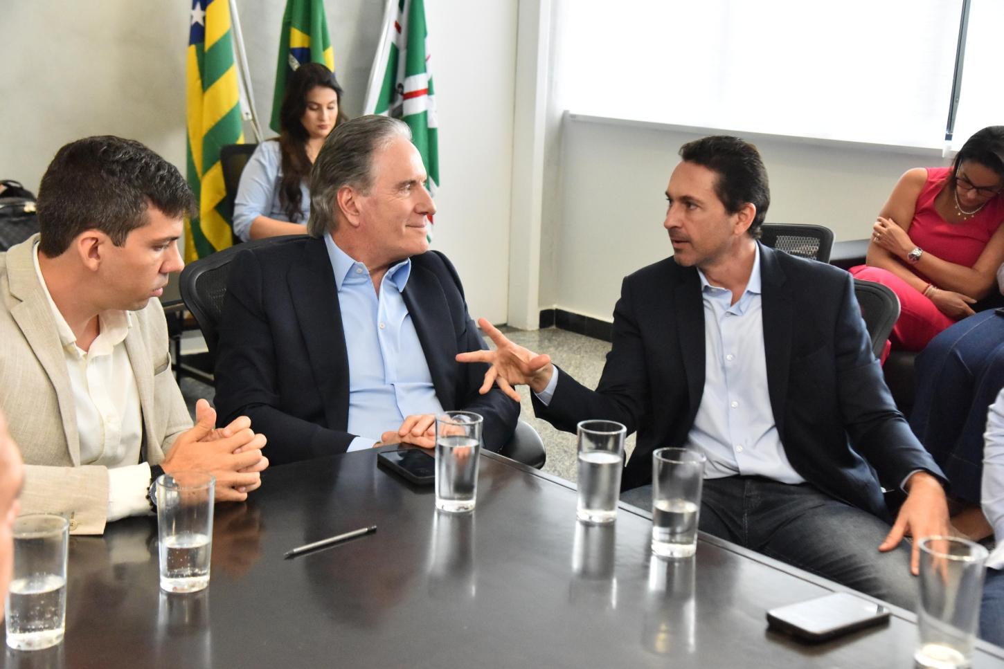 Vilela e prefeitos da Região Metropolitana conhecem plano de implantação de casas modulares