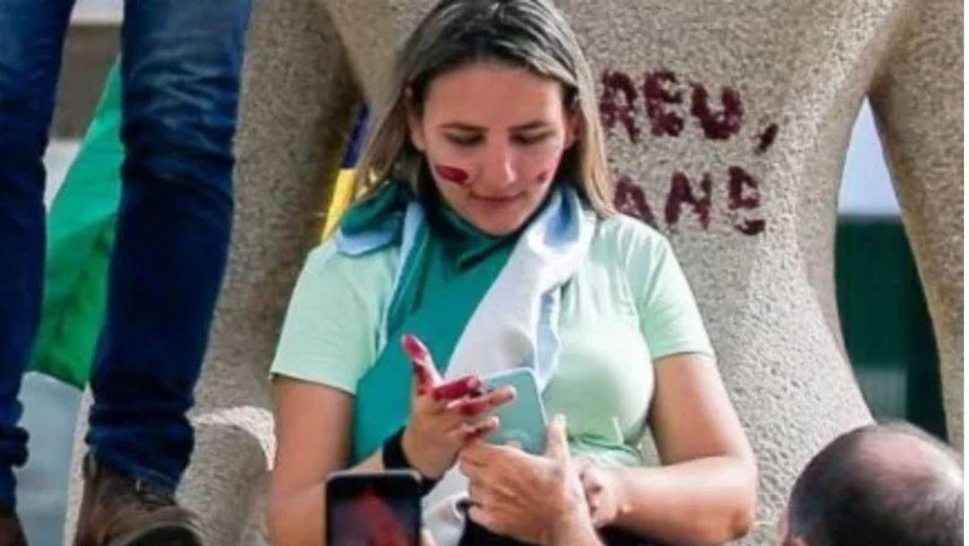 Bolsonaro comemora soltura de 'mulher do batom' do 8 de janeiro