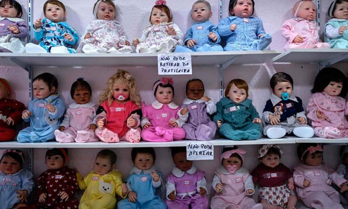 A tolice de tratar bonecos como se fossem crianças