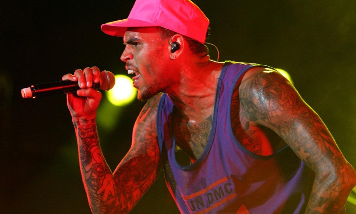 Cantor Chris Brown é detido por suposta agressão em boate