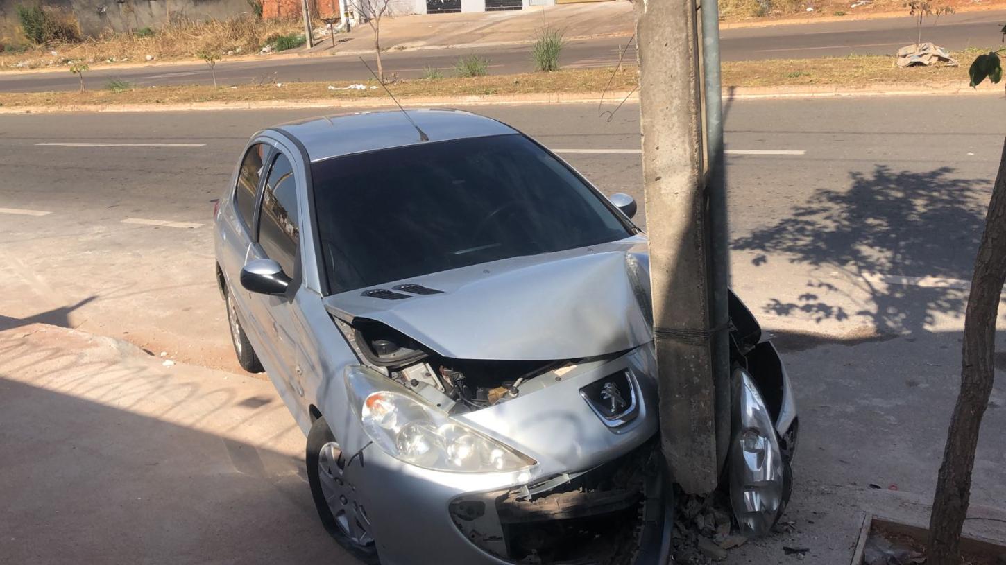 Segunda-feira lidera acidentes com postes em Goiás; período da manhã é o mais crítico