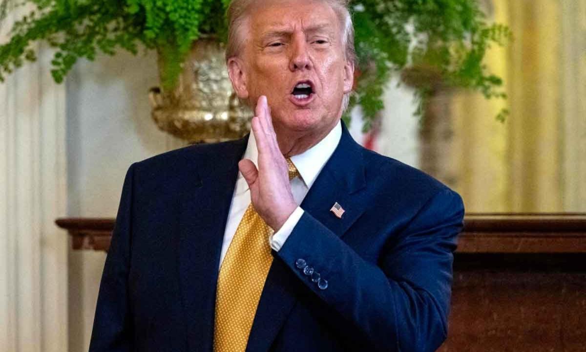 Citando Bolsonaro, Trump oficializa taxação de 50% para produtos do Brasil