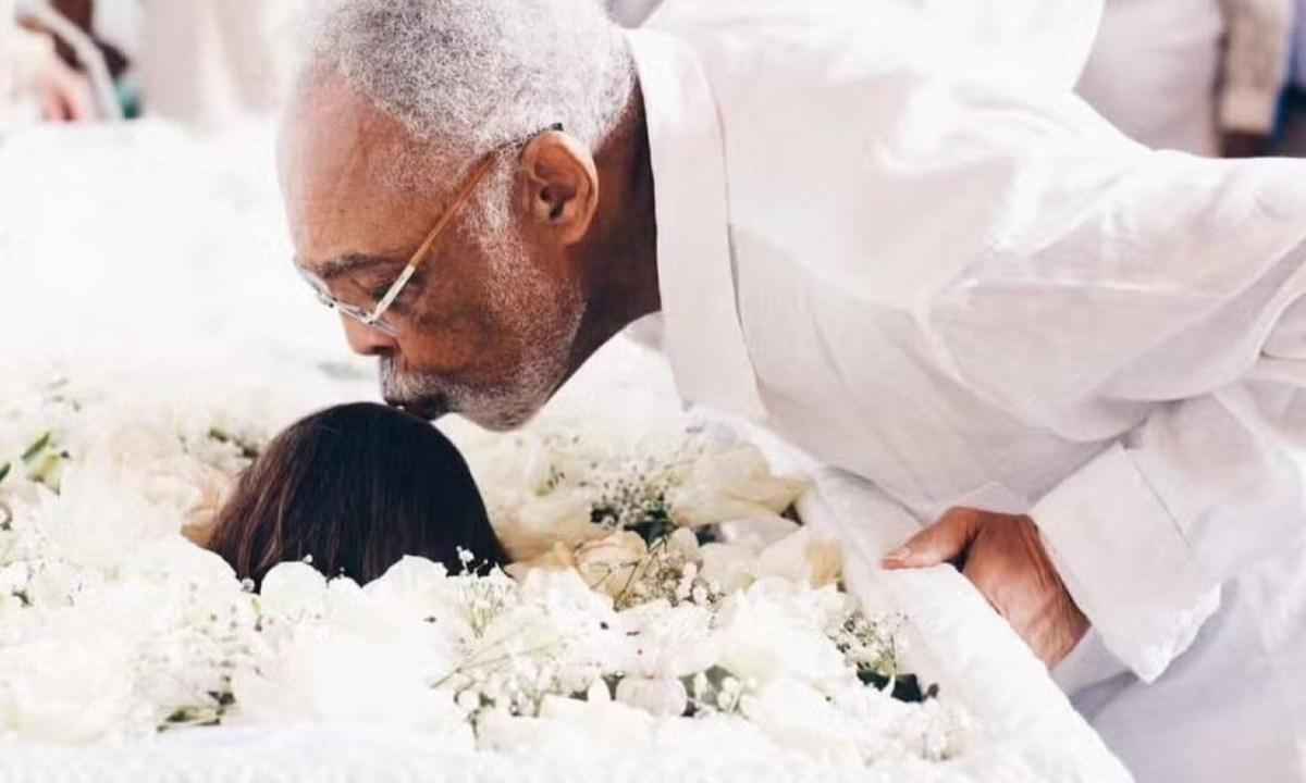 Gilberto Gil chega ao velório de Preta Gil e é recebido com aplausos