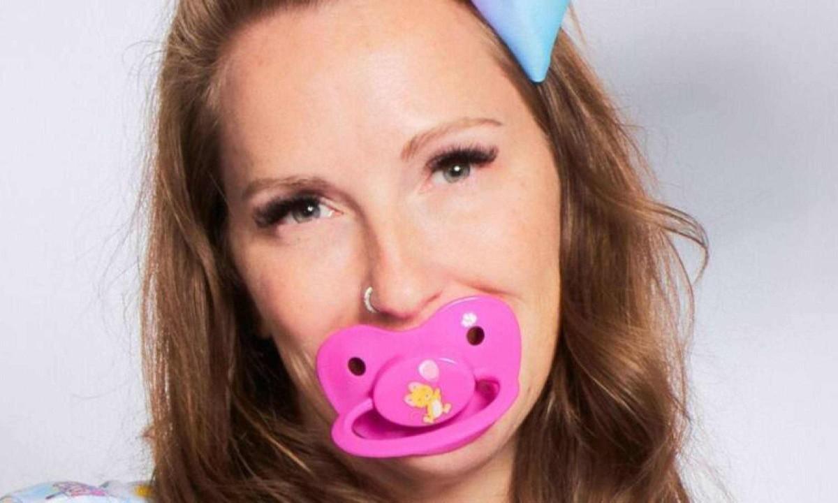Chupeta para adultos? Acessório ganha popularidade no combate à ansiedade