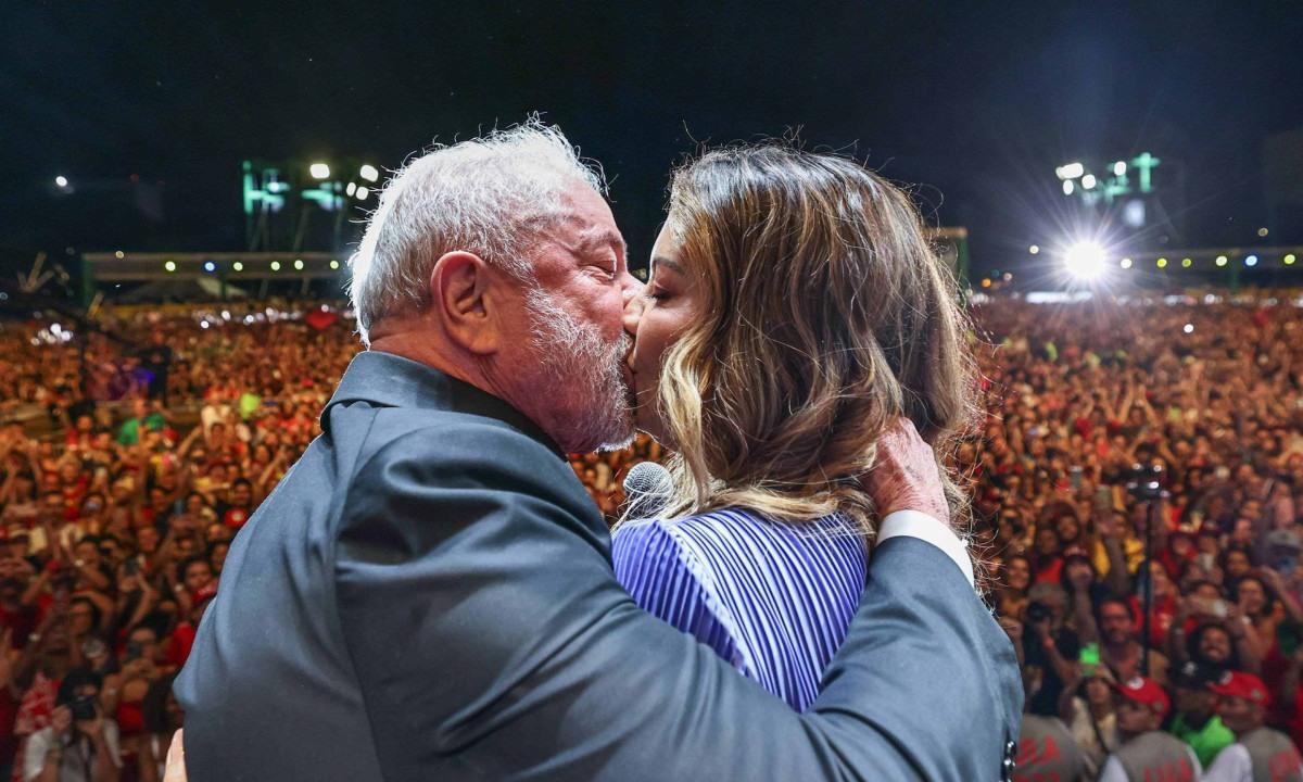 Janja faz aniversário e Lula publica homenagem romântica para primeira-dama