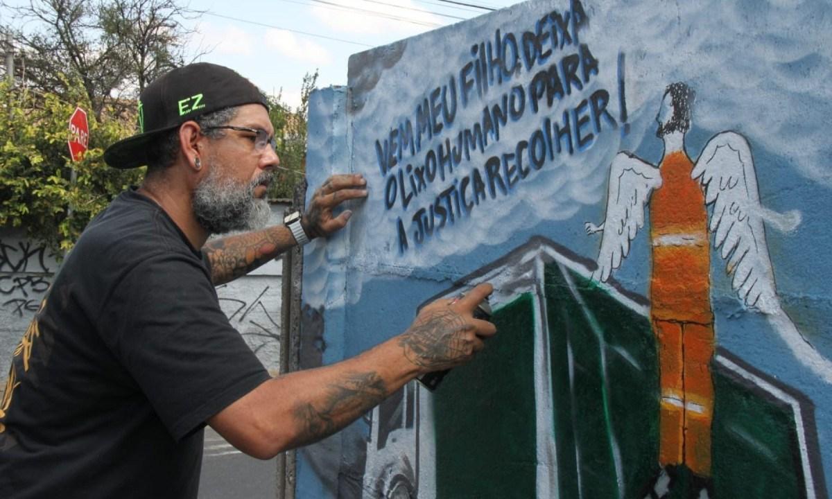 Morte do gari: mural homenageia vítima em rua onde ocorreu o homicídio
