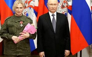 ‘Agente Cornetto’: quem é a guarda-costas de Putin flagrada com novo disfarce misterioso