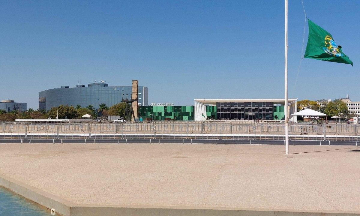 Planalto volta a ser cercado por grades na véspera do julgamento de Bolsonaro