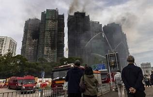 Com ao menos 55 mortos, incêndio em Hong Kong persiste após 24 horas