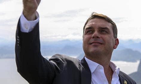 Flávio Bolsonaro se reúne com Caiado para discutir 2026