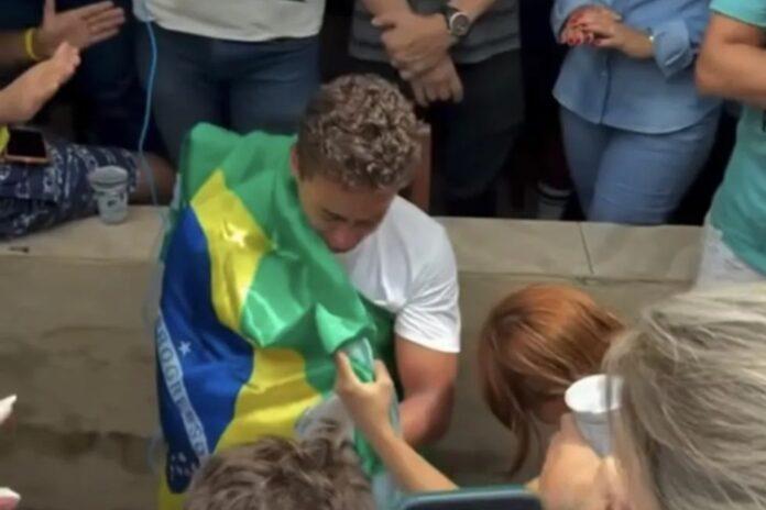 Nikolas Ferreira paralisa caminhada e faz oração em criança com doença rara