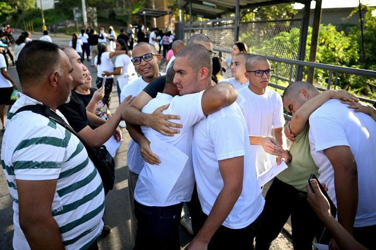 Dezenas de presos políticos saem da prisão na Venezuela após anistia